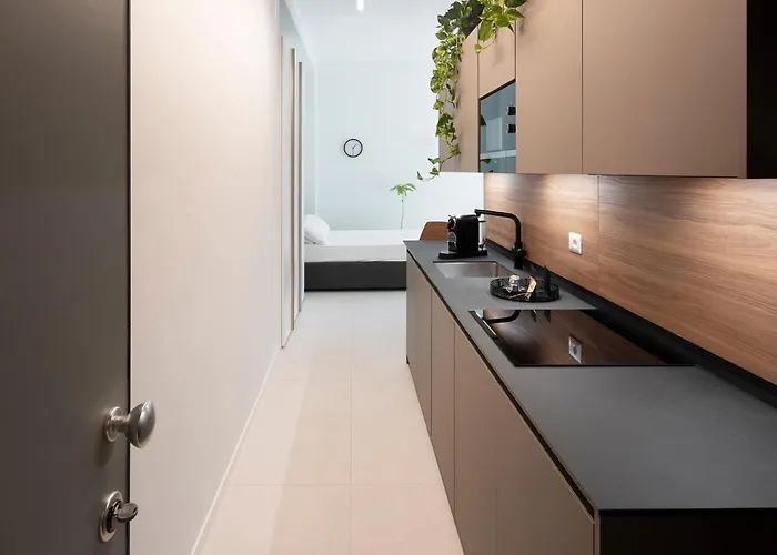 Station Apartment *