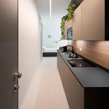 Station Apartment *